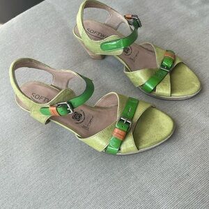 SOFTWAVES two-tone green leather sandals